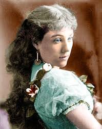 Clara Morris's Instagram, Twitter & Facebook