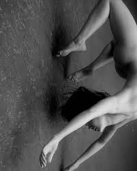 Débora Nascimento aparece nua em clique inusitado - GQ | Musa