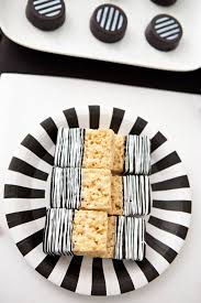 Barres De Cereales Aux Deux Chocolats Quand La Food Seduit En Noir Et Blanc Elle A Table Friandises Au Rice Krispies Sucreries Fete Blanche