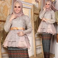 Pastikan memilih jarik yang senada dengan. 55 Model Baju Kebaya Wisuda Cantik Muda Co Id