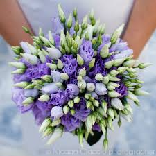 Ludmilla entra in ufficio e trova un mazzo di fiori accompagnato da un biglietto anonimo. Wedding Bouquet Fiori Per Matrimoni Bouquet Di Nozze Matrimoni Lavanda