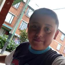 Y ese elemento que acaba de salir de la oficina?" Me dijo que estaba  buscando trabajo y venía a dejar el currículum. Casualmente, como era de mi  área, me quería preguntar que