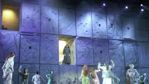 Découvrez la boutique officielle de la cathédrale. Videos La Comedie Musicale Notre Dame De Paris Revient Sur Scene A La Fin De L Annee