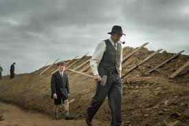 Une riche veuve engage un archéologue amateur pour exhumer une sépulture dans sa propriété. The Dig Review The Astounding True Story About A Man Who Really Loves Dirt Arts The Harvard Crimson