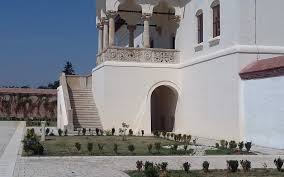 Principala caracteristica a acestui stil folosit la construirea palatului de la potlogi, este tratarea peisagistica elaborata ce cuprinde grădini si zone cu apa, centrate pe un palat a cărui simetrie interioara este încadrată de peisajul înconjurător. Palatul De La Potlogi O AtracÈ›ie TuristicÄƒ BrancoveneascÄƒ Turism Istoric