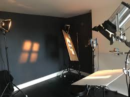 How I Create Hollywood Glamour Portraits In The Studio With Continuous Lights And Di Studio Photography Lighting Home Studio Photography Studio Lighting Setups