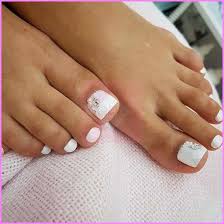 Pedicure designs toenails glitter toe nails manicure and pedicure toe nail designs pink manicure black pedicure summer toe nails toe nail art pedicure colors. Chic White Toe Nails With Gems Pedicure Nail Designs Summer Toe Nails Nails Design With Rhinestones Toe Nail Designs