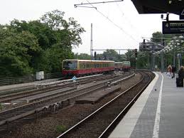 Treinen op het station berlin zoologischer garten. Bahnhof Berlin Zoologischer Garten Am 05 06 05 Links Fahrt Eine S Bahn Durch Und Rechts Fahrt Eine Aus Dem Bahnhof Bahnbilder De