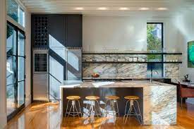 credence de cuisine originale en 30 idees d amenagement tendance modern kitchen backsplash floating shelves kitchen kitchen decor