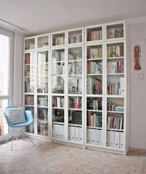 Obwohl Die Boden Decke Design Bieten Erheblich Mehr Speicher Bucherschrank Mit Glasturen Ikea Bucherschrank Ikea Ideen
