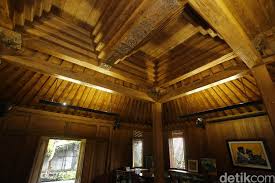Kamar tidur rumah adat rembang memiliki ruang kamar tidur yang di pisahkan dengan kesel, kesel adalah pembatas papan jati yang berupa ukiran dan lukisan kaca Menengok Rumah Joglo Anies Baswedan Di Jakarta Selatan