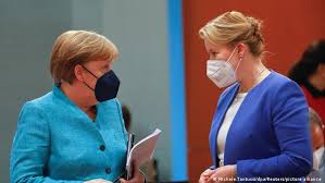 Bundesfamilienministerin franziska giffey (spd) darf ihren doktortitel behalten. Der Giffey Rucktritt Und Die Spd Bundestagswahl 2017 Angela Merkel Gegen Martin Schulz Dw 19 05 2021