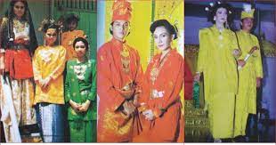 Sementara itu, pengantin pria memakai pakaian adat dan atributnya berupa dua pilihan penutup kepala, yaitu tengkulok dan kain bertabur atau destar. Pakaian Adat Riau Lengkap Gambar Dan Penjelasannya Seni Budayaku