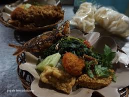 Warung nasi pecel yang berada di jalan ahmad dahlan nganjuk kota itu memang matur suwun promosi sego pecele mbok iro aku dadi kelingan omahku, aku anake mbok iro sing. Warung Sego Pecel Mbok Sarti Banyuwangi Regency East Java Banyuwangi Merdeka Com Nasi Pecel Super Pedas Dan Rempeyek Ombo Milik Mbok Sarti Anggarabagian Depan Warung Mbok Yem Yang Terletak Di