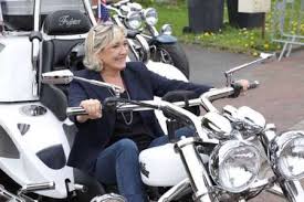 Pour marion maréchal, le mensonge est la marque de fabrique du. Marine Le Pen Sa Photo Wtf Sur Une Enorme Moto Sur Buzz Insolite Et Culture