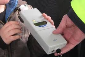 Conducerea sub influenta băuturilor alcoolice constituie contraventie atunci cand conducătorul de autovehicul, tractor agricol sau forestier ori tramvai, are o îmbibație alcoolică mai mica sau egala de 0,80 g/l alcool pur în sânge. Sapte InfracÅ£iuni Rutiere La Sfarsitul SÄƒptÄƒmanii Patru De Conducere Sub InfluenÅ£a BÄƒuturilor Alcoolice Si Trei De Conducere FÄƒrÄƒ Permis Emaramures