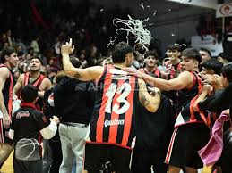 Zu Mineira nua - belleza latina salvaje