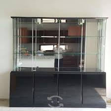 La pintura de color verde apagado con efecto craquelado es muy común en la estética vintage, por lo que si se adecua al estilo del resto de muebles vintage, puedes adquirir una para tu comedor. Vitrina Sala Anuncios Julio Clasf