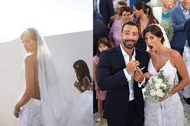 Δεν ήταν λίγοι εκείνοι που θεώρησαν ότι το νυφικό δια χειρός σήλιας κριθαριώτη που επέλεξε η μπόμπα ήταν πολύ αποκαλυπτικό καθώς άφηνε γυμνό το μεγαλύτερο μέρος της πλάτης. Prepei Na 3anadeis Se 360áµ' To Nyfiko Ths Xristinas Mpompa Apo Thn Shlia Kri8ariwth H Ka8hmerinh