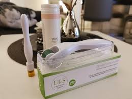 Microneedling is a minimally invasive cosmetic treatment that involves puncturing the skin using fine needles or dermaroller to boost your skin's collagen production. Microneedling Zuhause Anwenden Wie Du Es Selber Durchfuhren Kannst