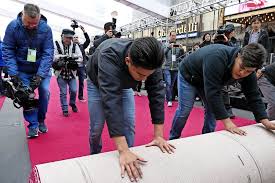 Solltest du den text von ich roll den roten teppich aus kennen, kannst du ihn uns in dem dafür vorgesehenen feld unten schicken. Roll Out In Hollywood Roter Teppich Liegt Fur Oscars Bereit