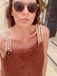 Tu vestido 24/7 en 100% lino con breteles de cuero. Como está pensado para  que literalmente no te saques y sea tu túnica de verano, los breteles de  cuero se desprenden ya que tienen boton para que lo ...