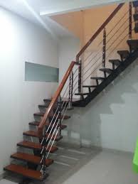Dengan dinding rumah yang berwarna putih, kamu bisa menempatkan tangga yang berwarna kontras yang menempel di dindingnya. Desain Tangga Besi Rumah Minimalis Cek Bahan Bangunan