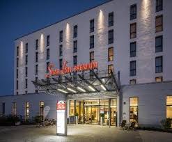 Unser team freut sich, sie in unserem design hotel begrüßen zu dürfen. Star Inn Hotel Premium Munchen Domagkstrasse By Quality