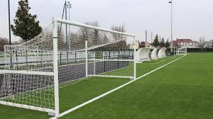 Elle fait partie des lois du jeu régissant le football, maintenues par l'international football association board (ifab). Stade Jean Bianchi A Saint Andre Les Vergers Le Terrain De Foot Fait Fi Des Intemperies