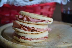 Maybe you would like to learn more about one of these? Crescentine O Tigelle Modenesi Dolci Chicchi D Uva Nera