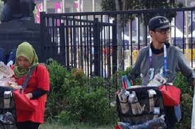 Tapi jangan khawatir para pembaca, karena kali ini saya tidur dengan seorang penjual jamu keliling gendongan. Jual Merchandise Asian Games 2018 Pedagang Asongan Untung Besar Selama 10 Hari Bolasport Com
