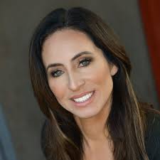 Jennifer Hoyle's Instagram, Twitter & Facebook