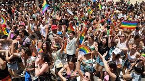 לקראת השעה 13:00 יחברו לצועדים משאיות של גופים קהילתיים, לייני מסיבות ועסקים להטביים. Nlo68kkxh9bg7m