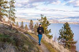 In theory, a cell tower has a range of over 40 miles, but in practice, the maximum distance you'll be able to get cell service from is about 22 miles—and that's under ideal conditions. How Long Does It Take To Walk Distances From A Mile To A Marathon