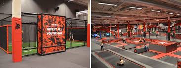 Lite enklare mat, smoothies, fika och glass finns på plats men annars har du hela nacka forum runt knuten. Jumpyard