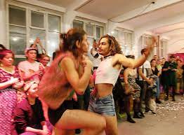 À l'origine d'un nouveau débat sur le sujet des châtiments corporels en france, la proposition de loi sera intégrée à au code civil. Le Fesses Tival Met Les Sexualites A L Honneur Solidarites