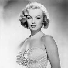 See Marilyn Monroe S Beauty Evolution 1950s Hairstyles Vintage Hairstyles 50s Hairstyles