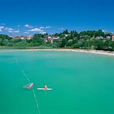 Le Lac De Clairvaux Est Le Paradis Des Tout Petits Qui Aime Barboter Dans L Eau Jura France Credit Photo Michel Loup Jura Touris Jura France Where To Go
