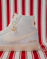 Nike continue d'expérimenter le design de bruce kilgore, et après une paint splatter notamment, repousse l'originalité avec la air force 1 low popcorn. Nike Air Force 1 Blazer Popcorn Afew Newsblog