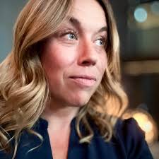 L'organisation du Phoenix souhaite souligner le départ de son ancien  descripteur Marc Bryson de son poste à la radio du 107.7 Estrie. Marc est  derrière son micro pour la dernière fois ce