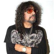 The guitars, strings, amps & pedals of the world's best artists