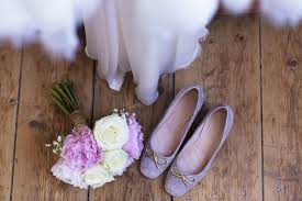 Découvrez ici ces jolies robes pour aller à un mariage et vous serez l'invitée la plus distinguée de la cérémonie de mariage ! 8 Conseils Pour Bien Choisir Ses Chaussures De Mariee Mariee Fr