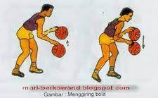 Teknik paling dasar yang harus kalian kuasai adalah teknik memegang bola secara baik dan benar. Cara Menggiring Bola Basket Cara Golden