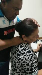 El mecanico del cuerpo humano reparando columna y rodillas 70895625