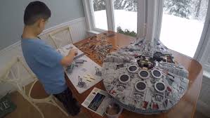 It contains around 1,400 pieces and the 7 minifigures. Star Wars Lego Millennium Falcon Mit 7541 Teilen Im Zeitraffer Bausatz Ab 16 Seriesly Awesome