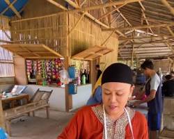 Gambar Warung makan sederhana di Jogja yang menjual kepala kambing utuh, dengan pelanggan menikmati hidangan dengan lahap