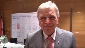 Hessens ministerpräsident volker bouffier berät heute mit kanzlerin angela merkel und den anderen ministerpräsident*innen über das weitere vorgehen in der. Ministerprasident Bouffier Zum Programm Digitale Schule Hessen Hessische Staatskanzlei