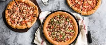 بيتزا تركية محشية الجوانب بصلصة بيضاء بنينة تهبل. Ø·Ø±ÙŠÙ‚Ø© Ø¹Ù…Ù„ Ø¨ÙŠØªØ²Ø§ Ù‡Øª Ù…Ø¹ ÙƒÙ„ Ø£Ø³Ø±Ø§Ø±Ù‡Ø§ Ø§Ù„Ø®ÙÙŠØ© Ø§Ù„ØªÙŠ Ù„Ø§ ÙŠØ¹Ø±ÙÙ‡Ø§ Ø£Ø­Ø¯ Ù…Ø¬Ù„ØªÙƒ