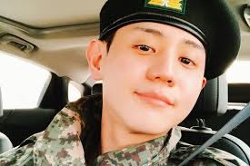 Highlight S Yang Yoseob Checks In With Fans With Photo Update From Military Celebridades Hombres Guapos Hombres