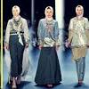 Dengan bahan desain busana yang indah, para model bergaya di atas panggung catwalk. 1